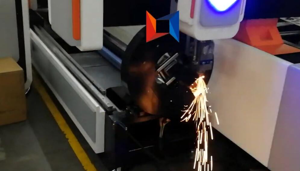 領(lǐng)秀激光LXF1530光纖激光切割機(jī)切割直徑70mm方形不銹鋼管